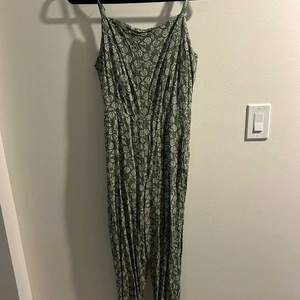 Old Navy Olive Leaf Print Outfit